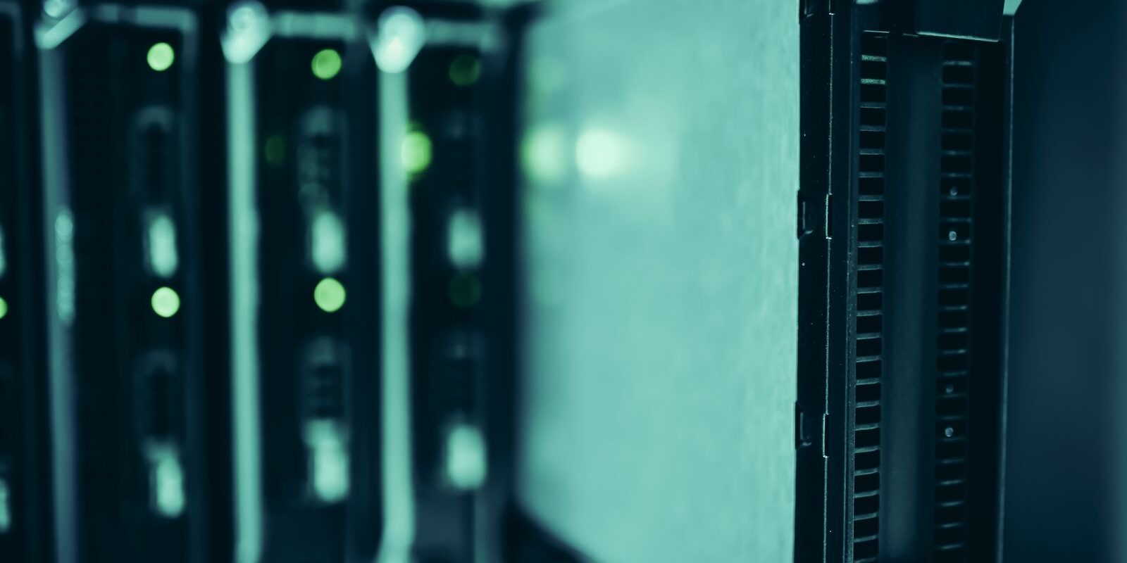 Primer plano de servidores en un rack de centro de datos con luces verdes encendidas