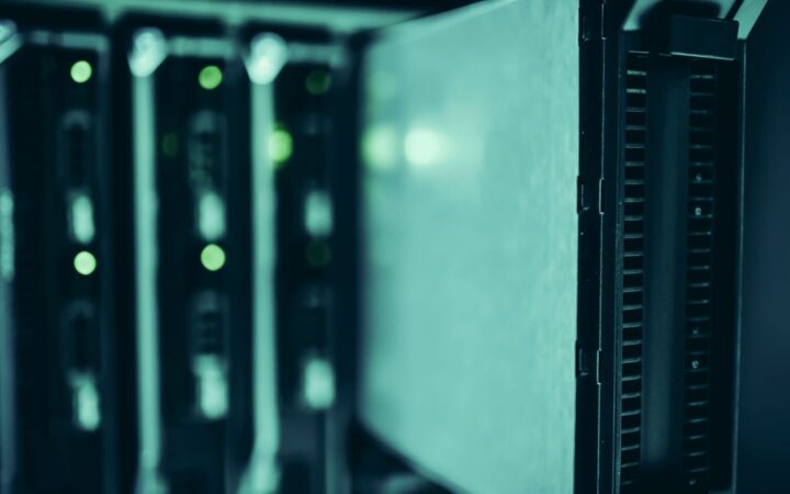 Primer plano de servidores en un rack de centro de datos con luces verdes encendidas