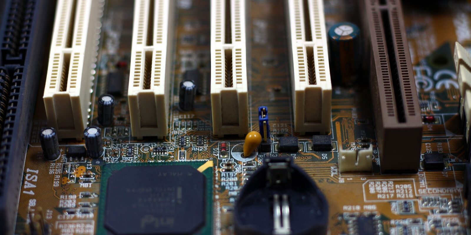 Tarjeta madre de computadora con ranuras de expansión, un chip y la pila del BIOS
