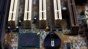 Tarjeta madre de computadora con ranuras de expansión, un chip y la pila del BIOS