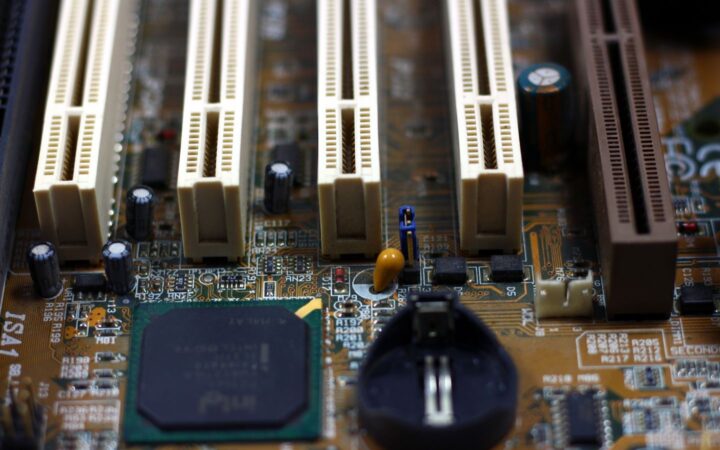 Tarjeta madre de computadora con ranuras de expansión, un chip y la pila del BIOS