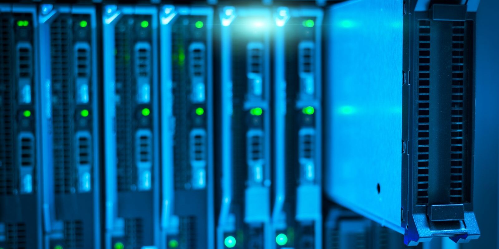 Servidores en un rack de centro de datos iluminados con luz azul y luces verdes