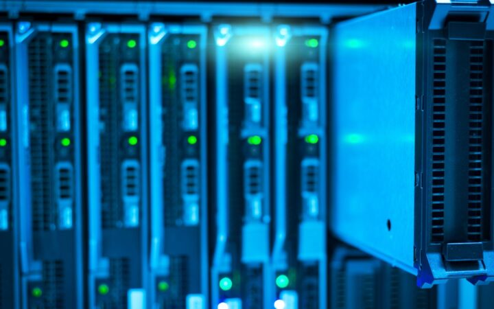 Servidores en un rack de centro de datos iluminados con luz azul y luces verdes