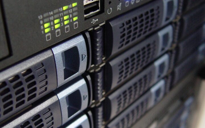 Acercamiento a servidores montados en un rack con luces verdes de actividad