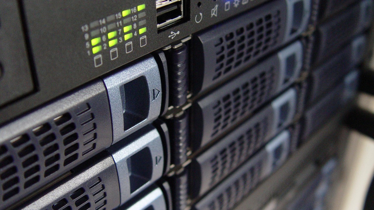 Acercamiento a servidores montados en un rack con luces verdes de actividad