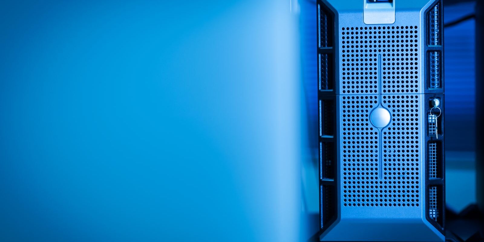 Servidor de torre iluminado con luz azul dentro de un centro de datos