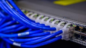 Cables de red azules conectados a un switch en un centro de datos