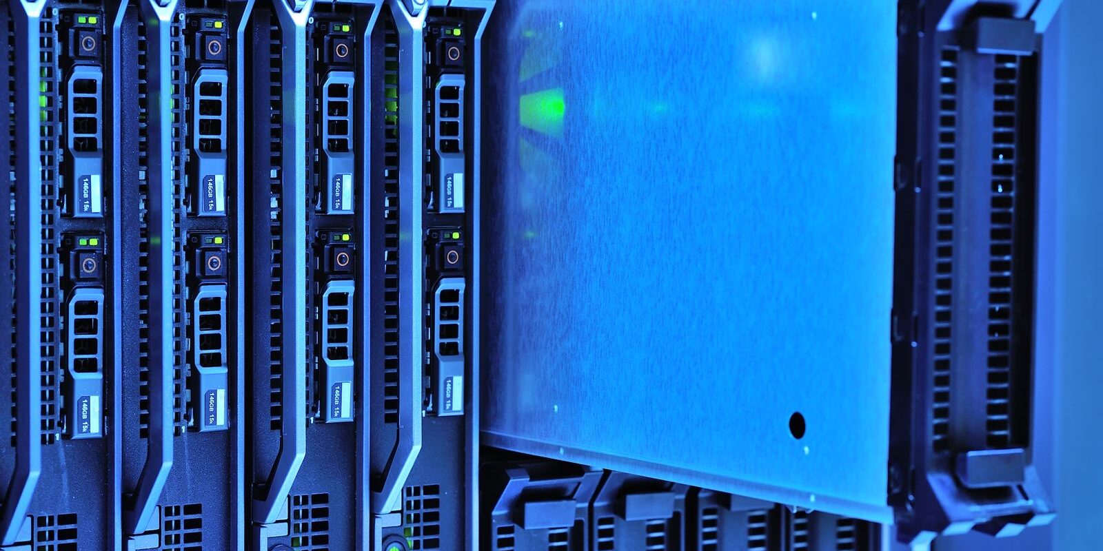 Servidores en rack con luces azules dentro de un centro de datos