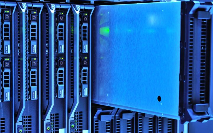 Servidores en rack con luces azules dentro de un centro de datos