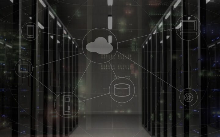 Pasillo de un centro de datos con racks de servidores y dibujos de una nube conectada a varios dispositivos