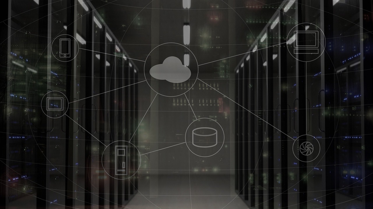 Pasillo de un centro de datos con racks de servidores y dibujos de una nube conectada a varios dispositivos