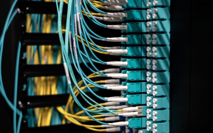 Cables de red de fibra óptica conectados a un panel en un centro de datos