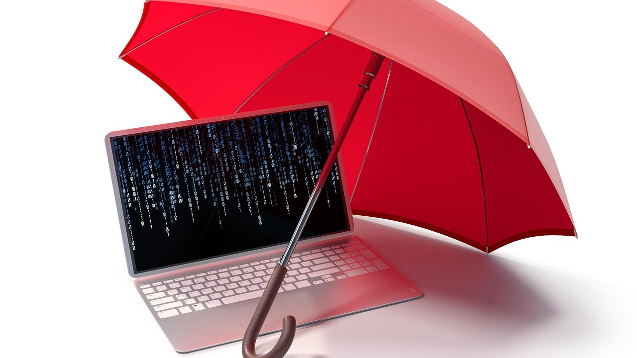 Laptop protegida bajo un paraguas rojo sobre un fondo blanco